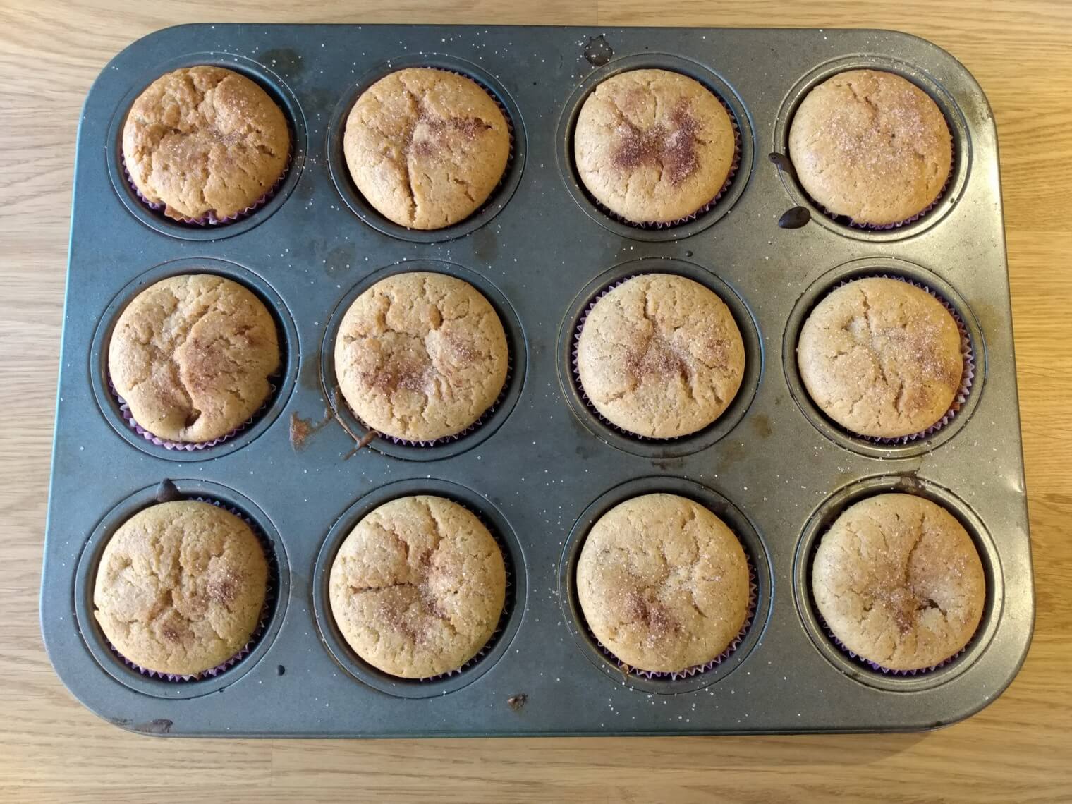 Muffiny vo forme potreté maslom a posypané škoricovým cukrom